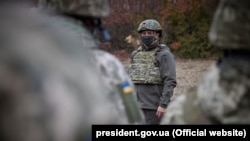 Президент України Володимир Зеленський під час відвідин одного з підрозділів ЗСУ на Донбасі, 6 листопада 2020 року 