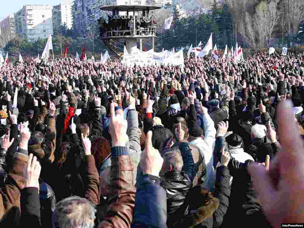 Georgian opposition supporters attend a rally after the inauguration ceremony of president Mikhail Saakashvili in Tbilisi, 20 January 2008