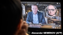 Egy nő nézi Navalnij oknyomozó filmjét a YouTube-on 2021. január 21-én Moszkvában. A videómegosztó portál továbbra is működik Oroszországban. 