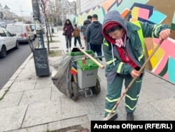 Mioara este unul din sutele de lucrători la salubritate care curăță străzile din București.