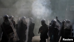Policija opremljena za suzbijanje demonstracija