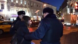 У Москві затримали активістів і кореспондента Радіо Свобода (відео)