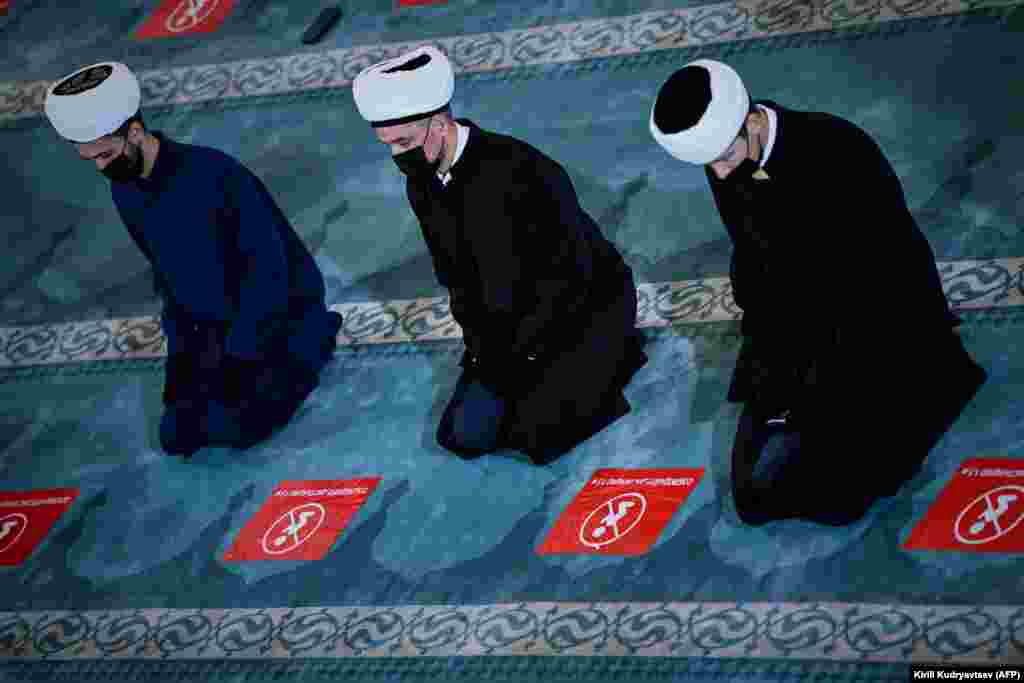 RUSIA - Musulmani ruși se roagă în Moscheea Sobornaya, Moscheea Catedralei din Moscova, cu ocazia sărbătorii Eid Al-Adha. &nbsp; 