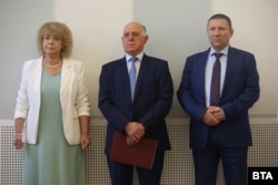 Председателката на ВКС Галина Захарова, представляващият ВСС Боян Магдалинчев и временният главен прокурор Борислав Сарафов по време на церемония по завършването на млади юристи, 27 юни 2025 г.