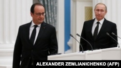 Russian President Vladimir Putin (R) and his French counterpart Francois Hollande arrive to hold a press conference after their meeting in Moscow on November 26, 2015.