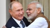 Indijski premijer Narendra Modi, desno, grli ruskog predsjednika Vladimira Putina prije njihovog sastanka u Nju Delhiju, 5. oktobra 2018.