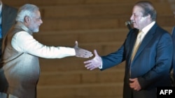 Нанендра Моді (л), Наваз Шаріф