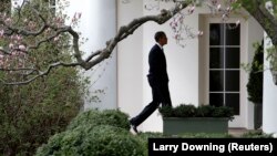 Barack Obama Ağ evin həyətində