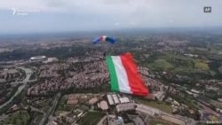 Padobranac sa zastavom Italije podiže moral građanima