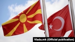 Илустрација, македонско и турско знаме