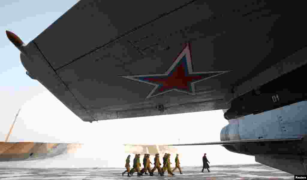 Russian soldiers march near Mikoyan MiG-31B supersonic interceptor aircraft at the Kansk-Dalniy military airdrome outside the town of Kansk. (Reuters/Ilya Naymushin)