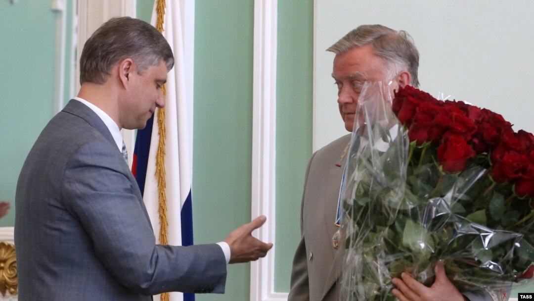 Out with the old, in with the new? Oleg Belozerov (left) and his predecessor, Vladimir Yakunin