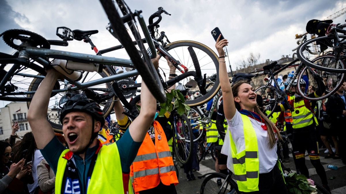 Десетки сърби – предимно студенти, карат велосипеди до сградата на