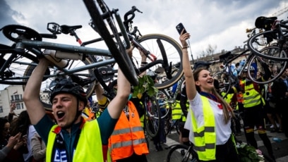 Десетки сърби – предимно студенти карат велосипеди до сградата на