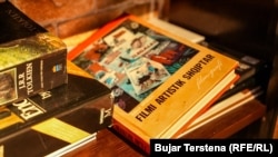 Qosja vlerëson se kinematografia e Kosovës ka shënuar përparim dhe ka pasur suksese, ai thekson se ende pret të shohë “autorë, krijues, të cilët nuk e imitojnë krijimtarinë, por janë vetvetja”.