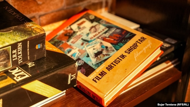 Qosja vlerëson se kinematografia e Kosovës ka shënuar përparim dhe ka pasur suksese, ai thekson se ende pret të shohë “autorë, krijues, të cilët nuk e imitojnë krijimtarinë, por janë vetvetja”.