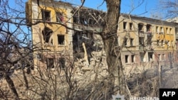 Fotografie, realizată și publicată de Poliția Națională a Ucrainei pe 10 martie 2026, prezintă un bloc de locuințe avariat în timpul unui atac rusesc aerian în Sloviansk. Rusia continuă să susțină că nu atacă decât ținte militare.