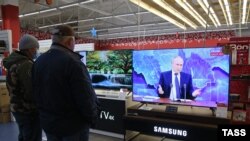 Пресконференцію президента Росії Володимира Путіна можна було подивитися на кожній плазмі у торгових центрах. 17 грудня 2020 року