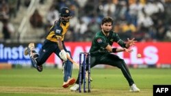 د پاکستان شاهین شاه اپرېدی د منډې پر مهال د سري لنکايي بیټر چامېکا کرونارتنې د سوځولو هڅه کوي - انځور له ارشیفه.