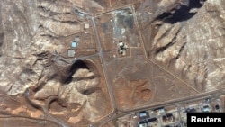 تصویری ماهواره‌ای، ورودی‌های تونلِ پوشیده‌نشده را در مجتمع هسته‌ای اصفهان نشان می‌دهد