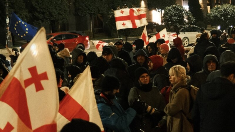 შსს ამბობს, რომ დემონსტრანტები ისჯებიან „არა ტროტუარზე დგომის“, არამედ „ტროტუარზე გადაადგილების ხელშეშლის“ გამო