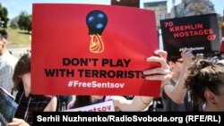 #SaveOlegSentsov. У Києві показали «червону картку» Кремлю (фотогалерея)