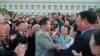 Udhëheqësi i Koresë së Veriut Kim Jong Un përshëndetet me njerëzit gjatë një ngjarjeje për të shënuar 73 vjetorin e themelimit të Koresë së Veriut në Phenian, 8 shtator. 