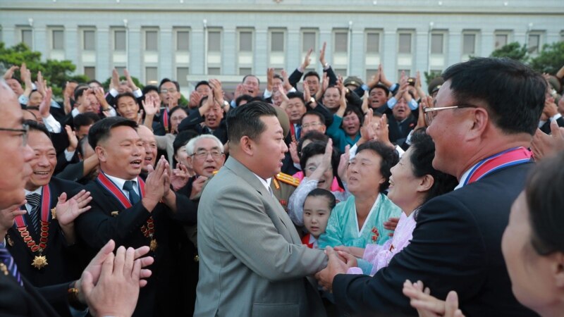 Koreja e Veriut mban paradën pa armatim të ri 