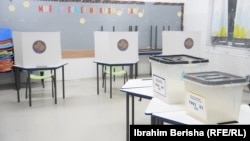 Një qendër votimi në Prishtinë.