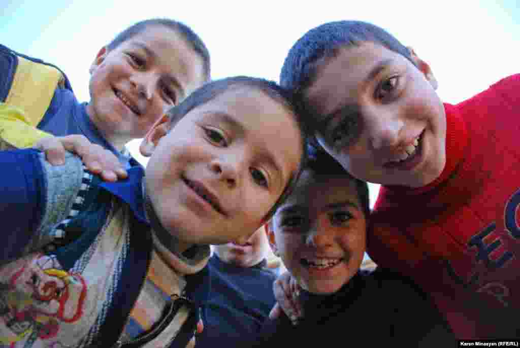 Дети в одном из дворов города Алаверди