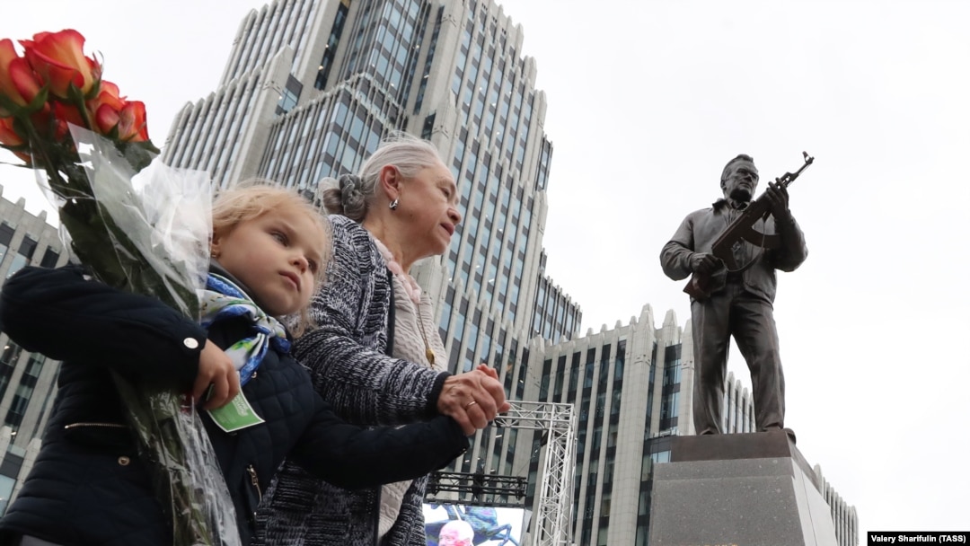 Открытие памятника Калашникову в Москве