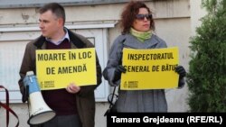 Reprezentanţii Amnesty International Moldova au protestat la Inspectoratului General al Poliţiei după decesul lui Andrei Brăguţă