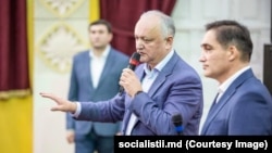 PSRM-ul lui Igor Dodon (centru) boicotează referendumul despre aderarea la UE și-l susține pe Alexand Stoianoglo în competiția prezidențială cu pro-europeana Maia Sandu.