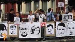 Россияне протестуют во время Олимпийских игр в Лондоне