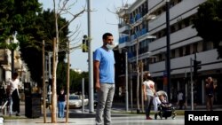 Ljudi stoje dok se sirena oglašava povodom Dana sećanja na holokaust, Tel Aviv, 21. april