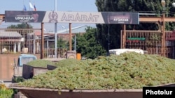 Armenia - Farmers deliver grapes to a brandy distillery in Ararat province, 9Sep2013.