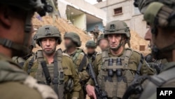 Израил армиясынын башчысы Герци Халеви Хан-Юнистеги жөөт жоокерлери менен жолугуп жатат. 23-декабрь, 2023-жыл.