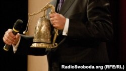 Гонг, який оголошує вихід учасників конкурсу піаністів, Київ, 15 червня 2012 року