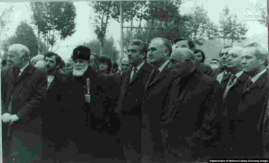 ილია მეორე და ჯუმბერ პატიაშვილი. პატიაშვილი საქართველოს სსრ-ს ცკ-ს კომპარტიის პირველი მდივანი 1985-1989 წლებში.