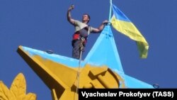 Прапор України на висотці у Москві 