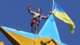 Флаг Украины на высотном здании в Москве. 20.08.2014