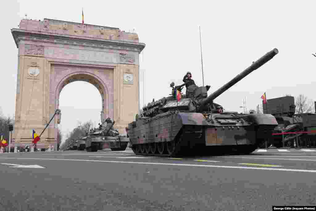 Tancuri românești TR 85 la parada de 1 Decembrie, la Arcul de Triumf din București. 