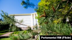 Opoziția cere reluarea „imediată” a ședințelor Parlamentului