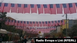 Prishtina në Ditën e Falënderimeve e dekoruar me flamuj amerikan (Foto nga arkivi)