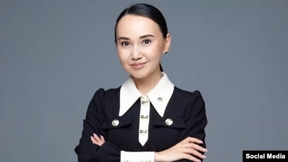 Әдемі түкті мастурбация жасайды