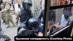 Массовые задержания у здания управления ФСБ России. Симферополь, 4 сентября 2021 года