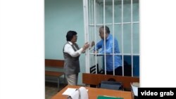 Роза Отунбаева темир тор аркылуу Өмүрбек Текебаев менен сүйлөшүп жатат. 22-июнь, 2017-жыл. 