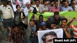 PAKISTAN -- Pakistani journalists protest to condemn an attack on their colleague, Ahmed Noorani, in photo, in Karachi, October 30, 2017