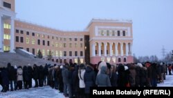 Учащиеся у вуза в Астане. Иллюстративное фото.