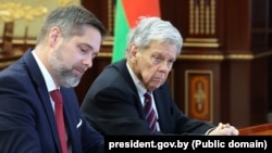 Спэцпрадстаўнік прэзыдэнта ЗША Джон Коўл і намесьнік памочніка дзяржаўнага сакратара ЗША Крыстафэр Сьміт падчас сустрэчы з Аляксандрам Лукашэнкам у Менску. 19 сакавіка 2026